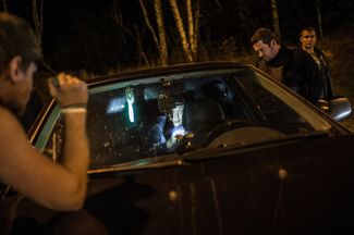 Участники рейда проверяют документы у одного из водителей, 13 сентября 2014 года