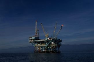Морская нефтегазовая платформа у побережья Калифорнии в США
