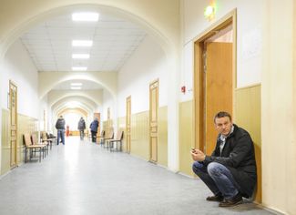1 марта. Алексей Навальный в коридоре Басманного суда Москвы в перерыве между заседаниями. В тот день следователи добились продления ареста четырем фигурантам дела о «беспорядках» на Болотной площади 6 мая 2012 года.