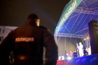 Сергей Собянин набрал 51,37% голосов и избежал второго тура. Навальный заявил, что это произошло из-за фальсификаций, но добавил, что хочет «остаться честным» со своими сторонниками: «Когда наступит время, я позову вас участвовать в несанкционированных акциях, переворачивать машины и жечь фаеры. Тогда я вам так и скажу прямым текстом — и буду с вами ночевать на асфальте».