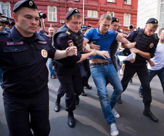 10 июля. Мэрия <a href="http://www.gazeta.ru/politics/2013/07/05_a_5414593.shtml" rel="noopener noreferrer" target="_blank">предоставила</a> Навальному 49 недостающих подписей муниципальных депутатов, и он был зарегистрирован на выборах. На выходе из избиркома его ненадолго задержала полиция.