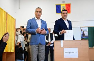 Кэлин Джорджеску и Джордже Симион голосуют на выборах президента. Бухарест. 4 мая 2025 года