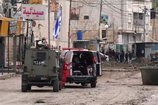 Израильские военные на Западном берегу остановили машину скорой помощи для досмотра. 22 января 2025 года