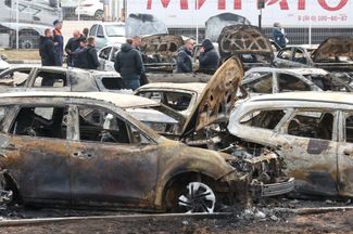 Сгоревшие автомобили на парковке «Мираторга» в селе Ям в Домодедово Московской области. 11 марта 2025 года
