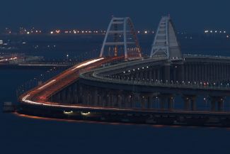 Вид на Крымский мост со смотровой площадки на горе Митридат в Керчи 20 августа 2022 года. В этот день управление федеральных автомобильных дорог «Черноморье» зафиксировало рекордный автомобильный трафик по мосту в обоих направлениях — 38 297 автомобилей