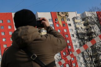 Поврежденный в результате атаки дронов жилой дом в Москве. 11 марта 2025 года