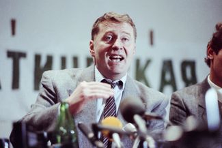 Лидер Либерально-демократической партии России Владимир Вольфович Жириновский во время пресс-конференции для советских и зарубежных журналистов. Москва, 4 декабря 1991 года