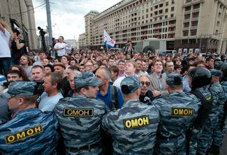 Вечером 18 июля после оглашения приговора по делу «Кировлеса» в центре Москвы тысячи людей вышли на несогласованную акцию протеста.