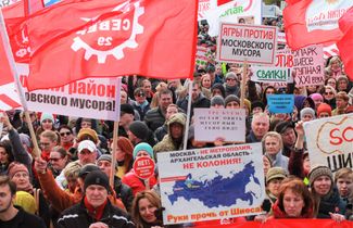 Участники митинга против ввоза мусора из московского региона на территорию Архангельской области. Архангельск, 19 мая 2019 года