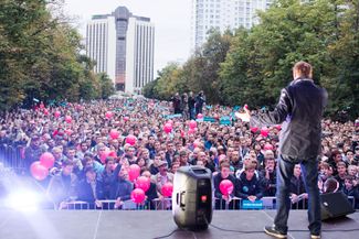 Сцена в Сокольниках была подключена сразу к нескольким генераторам, и Навальный смог выступить перед тысячами сторонников. Через полтора часа полицейские его задержали.