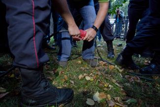 25 августа. Утром штаб Навального, пользуясь правом кандидата устраивать митинги без согласования, построил огромную сцену прямо у парка Сокольники. Оппозиционер должен был выступить там вечером, и перед его появлением силовики попытались отключить электричество.