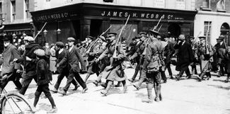 British soldiers marching rebel prisoners out of Dublin in May 1916