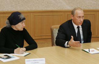 Представительница комитета «Матери Беслана» Аннета Гадиева на встрече с президентом Владимиром Путиным. Москва, 2 сентября 2005 года